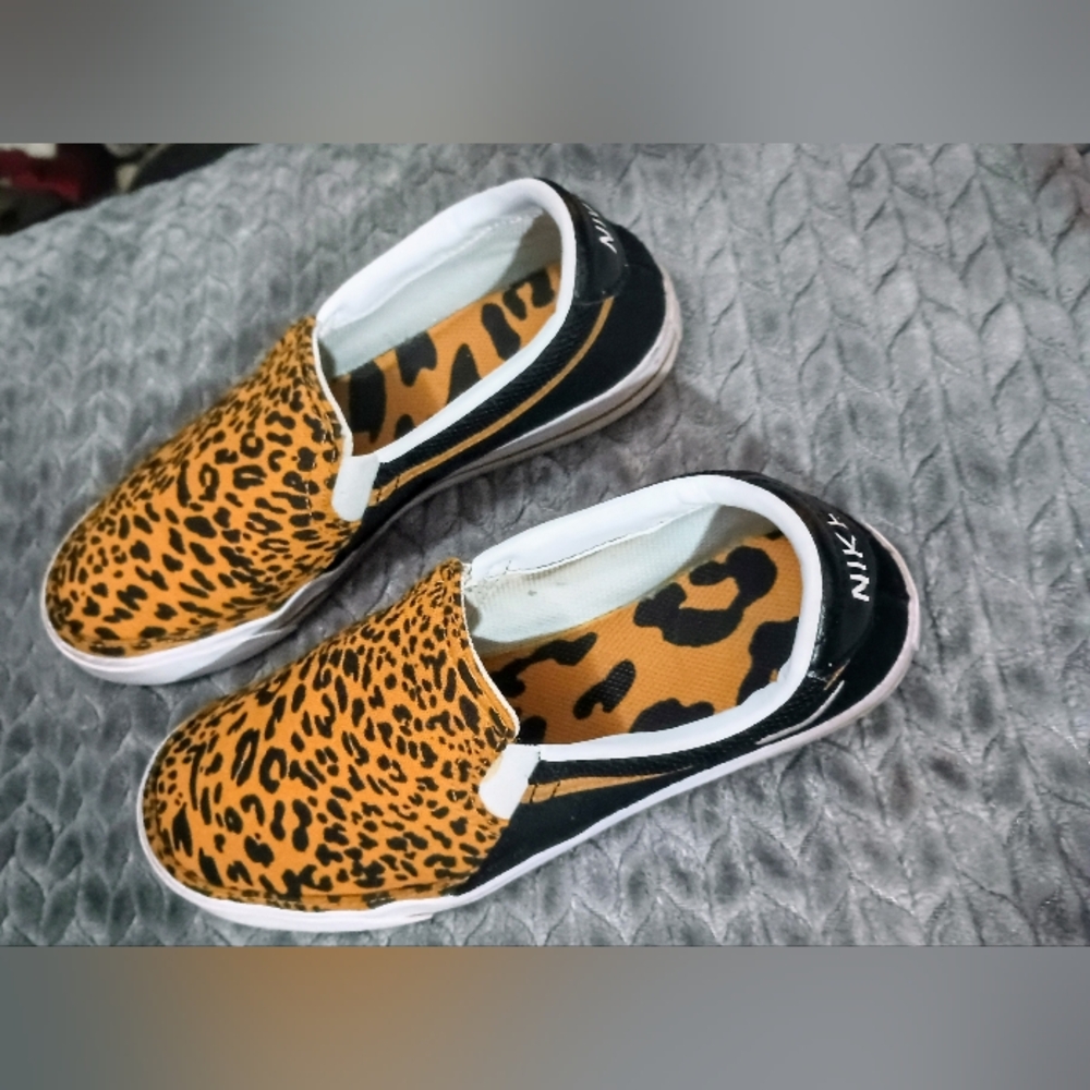✨Nike Women’s Court Legacy Leopard Slip-On Casual Sneaker 🐆👟 Pre-owned - Picture 3 of 9
